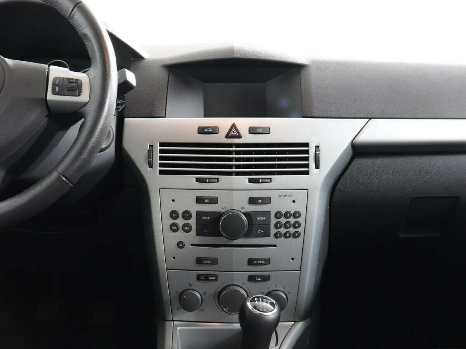 Opel Astra 1.8 МКПП, 2012, 143 000 км фото 6