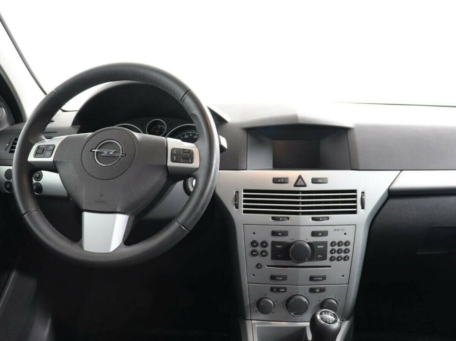 Opel Astra 1.8 МКПП, 2012, 143 000 км фото 7