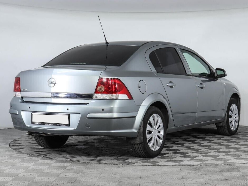 Opel Astra 1.8 МКПП, 2012, 146 000 км фото 5